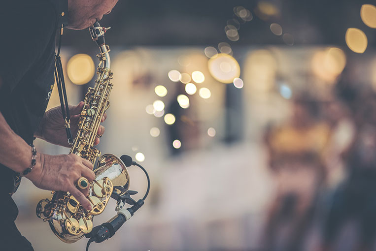 Saxophon Musiker auf einer exklusiven Outdoor Party.