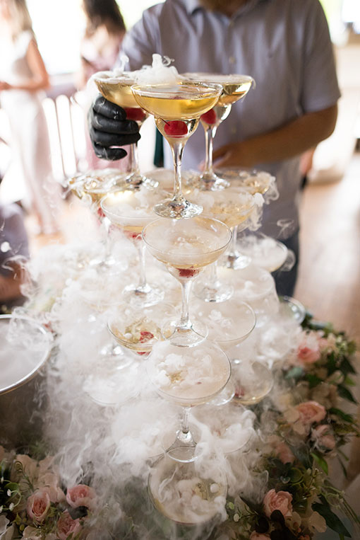 Champagnerglas Pyramide mit flüssigem Rauch für den Empfang der Gäste auf einer Hochzeit oder einem Event.