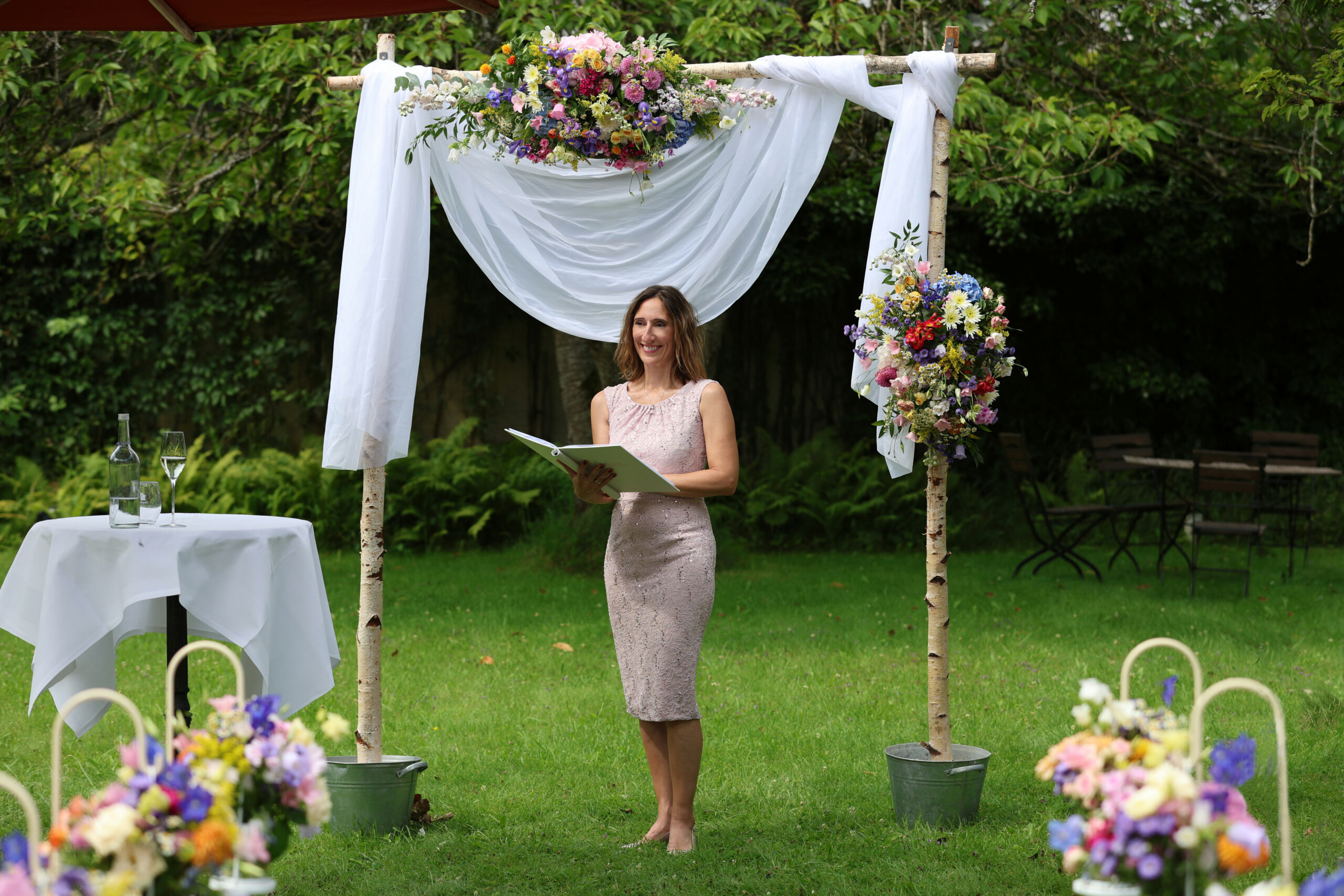 Stillvoller Gästeempfang für eine Veranstaltung oder Hochzeit mit Willkommenstafel und Bestuhlungsplan. Foyer mit Marmortreppe traumhaft dekoriert mit Blumen und Kerzen in lachs und weiß.