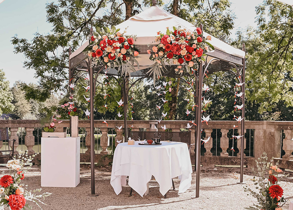 Stillvoller Gästeempfang für eine Veranstaltung oder Hochzeit mit Willkommenstafel und Bestuhlungsplan. Foyer mit Marmortreppe traumhaft dekoriert mit Blumen und Kerzen in lachs und weiß.