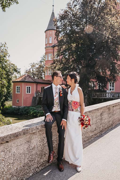 Hochzeitsaccessoire. Tischdekoration. Hochzeitsgläser in rose mit Dekor aus Strassblumen.